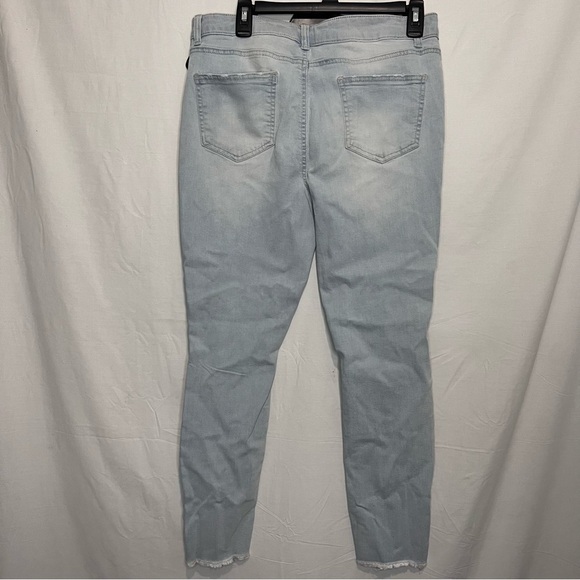 No boundaries distressed light wash skinny jeans in size 13 - Picture 2 of 12
